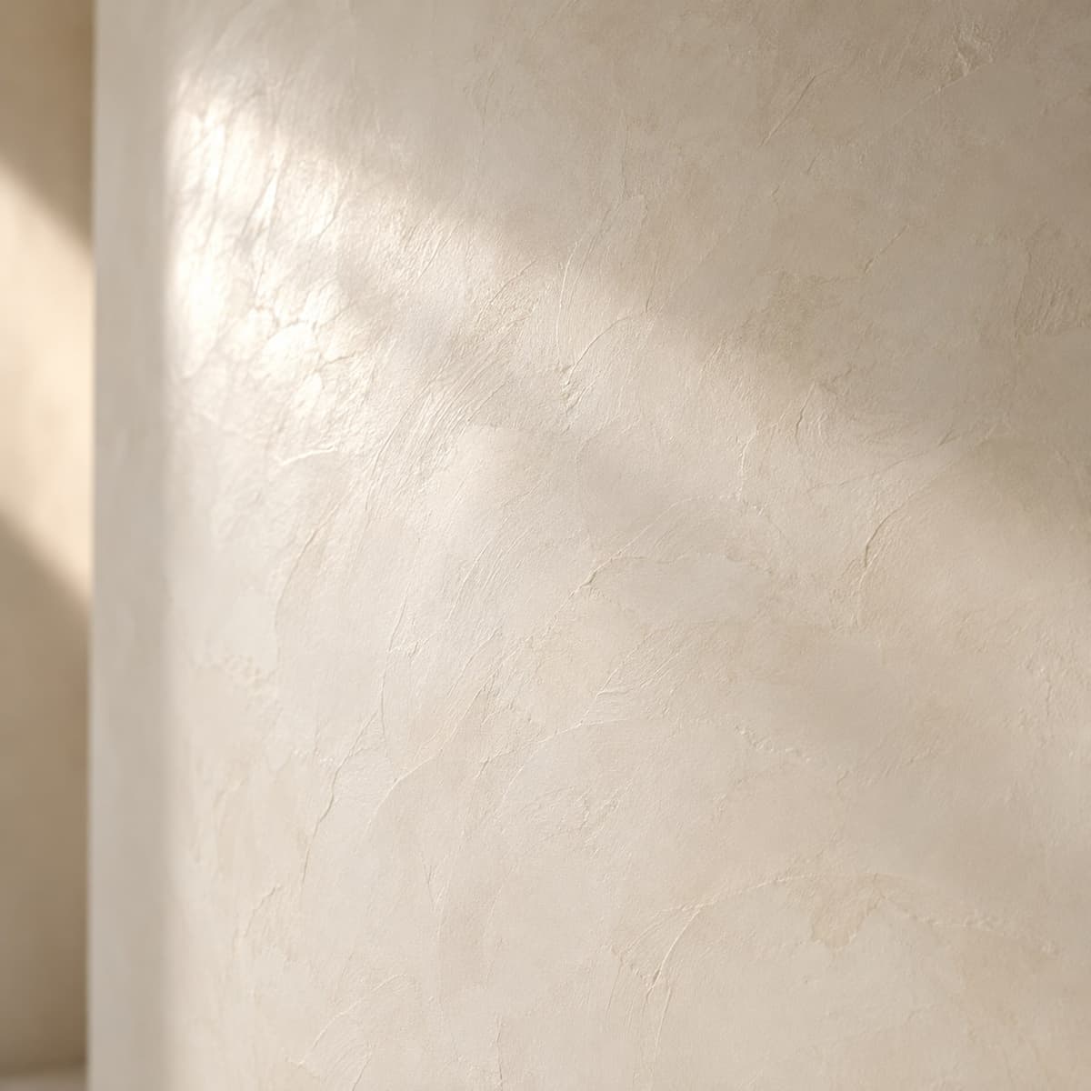 Detail van gepolijste kalkpleister in strijklicht