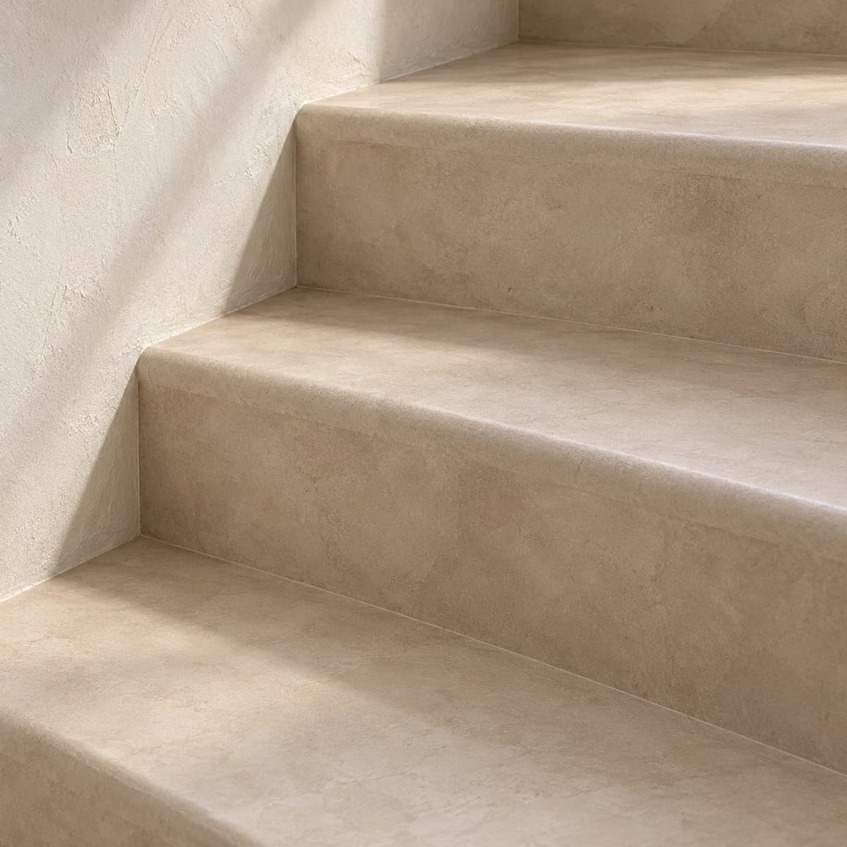 Detail van een traptrede met afgeronde neus in microcement