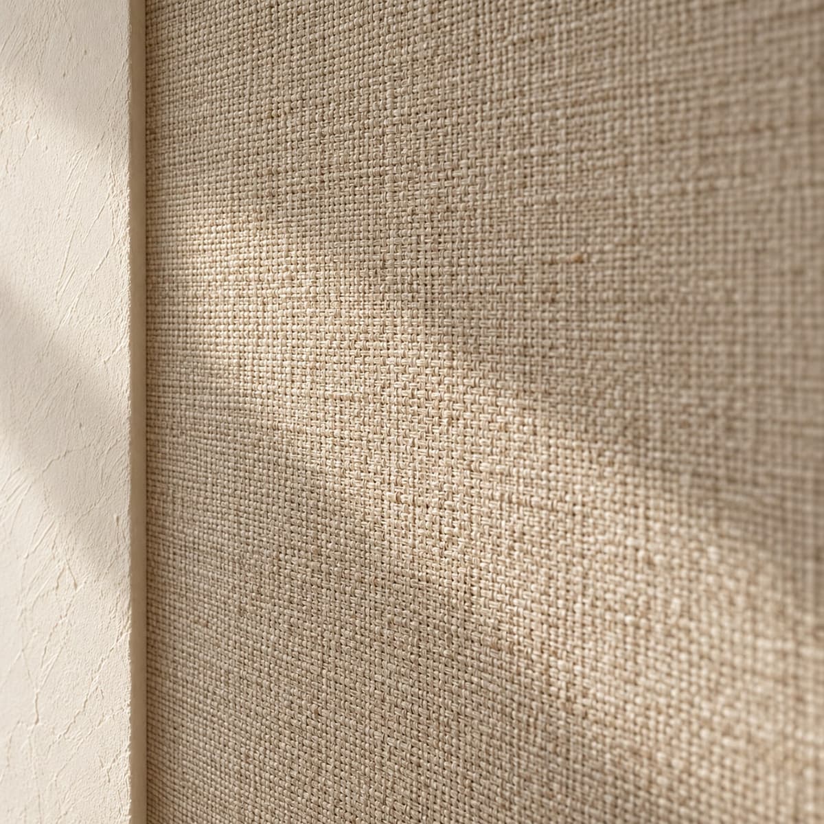 Detail van de textielstructuur in strijklicht